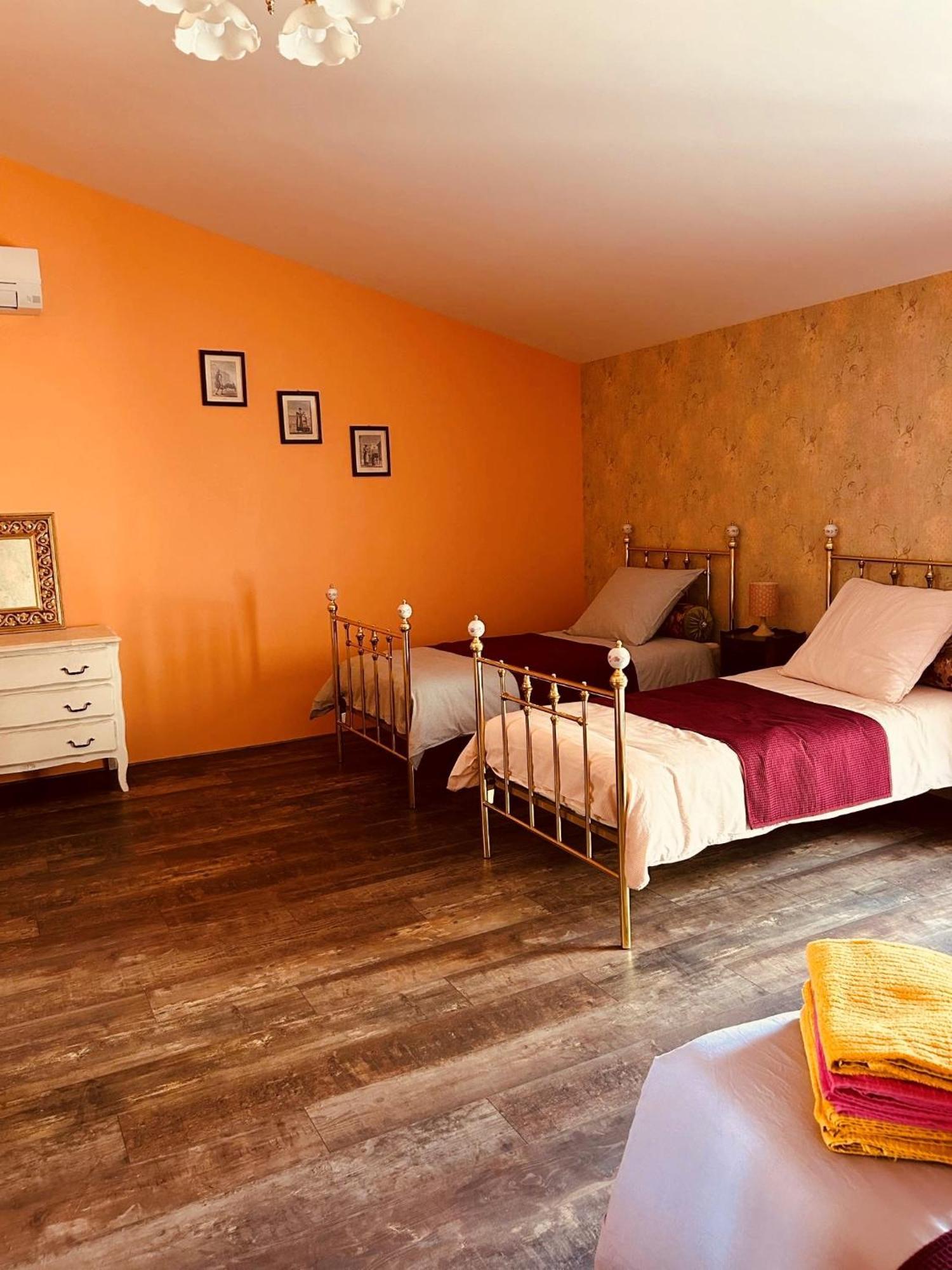 La Babayaga Bed and Breakfast Capestang Exteriör bild